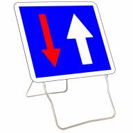 Panneau temporaire CK18 700 Classe 2 ''Priorité sens circulation" sur pied lyonnais