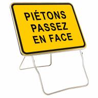 Panneau temporaire KC1 800x600 Classe 1 "Piétons passez en face" sur pied lyonnais